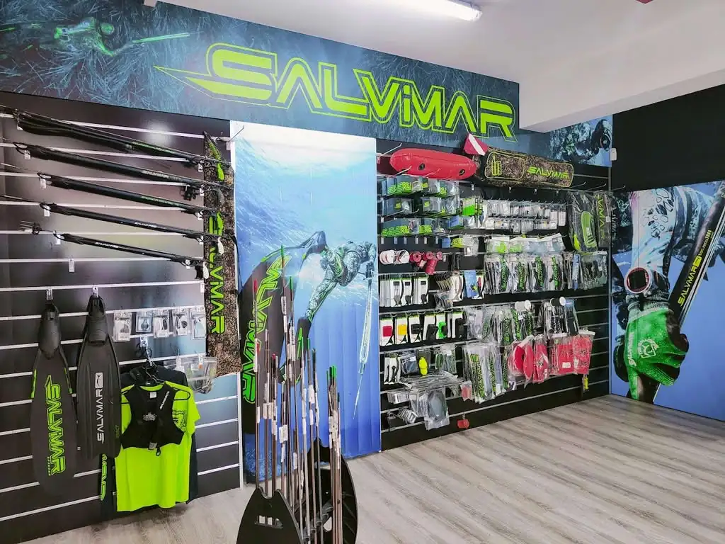 Corner ufficiale Salvimar per pesca in apnea nel negozio Centro Pesca Brando a Palmi, con fucili, pinne e giubbotti zavorra