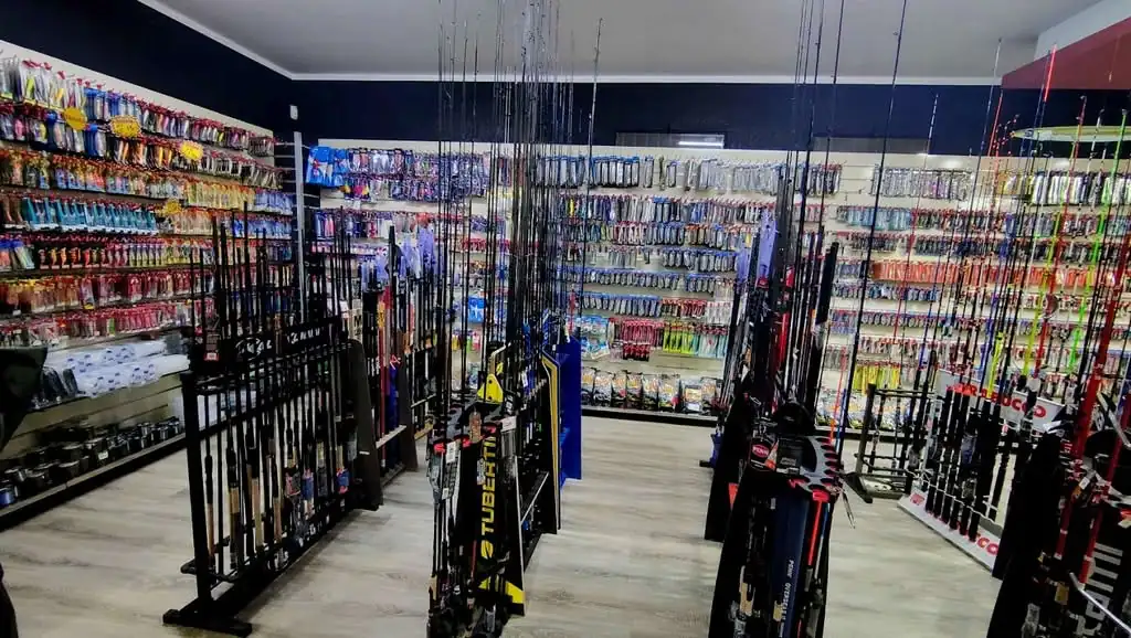 Reparto canne da pesca Trabucco ed esche artificiali nel negozio Centro Pesca Brando a Palmi, provincia di Reggio Calabria